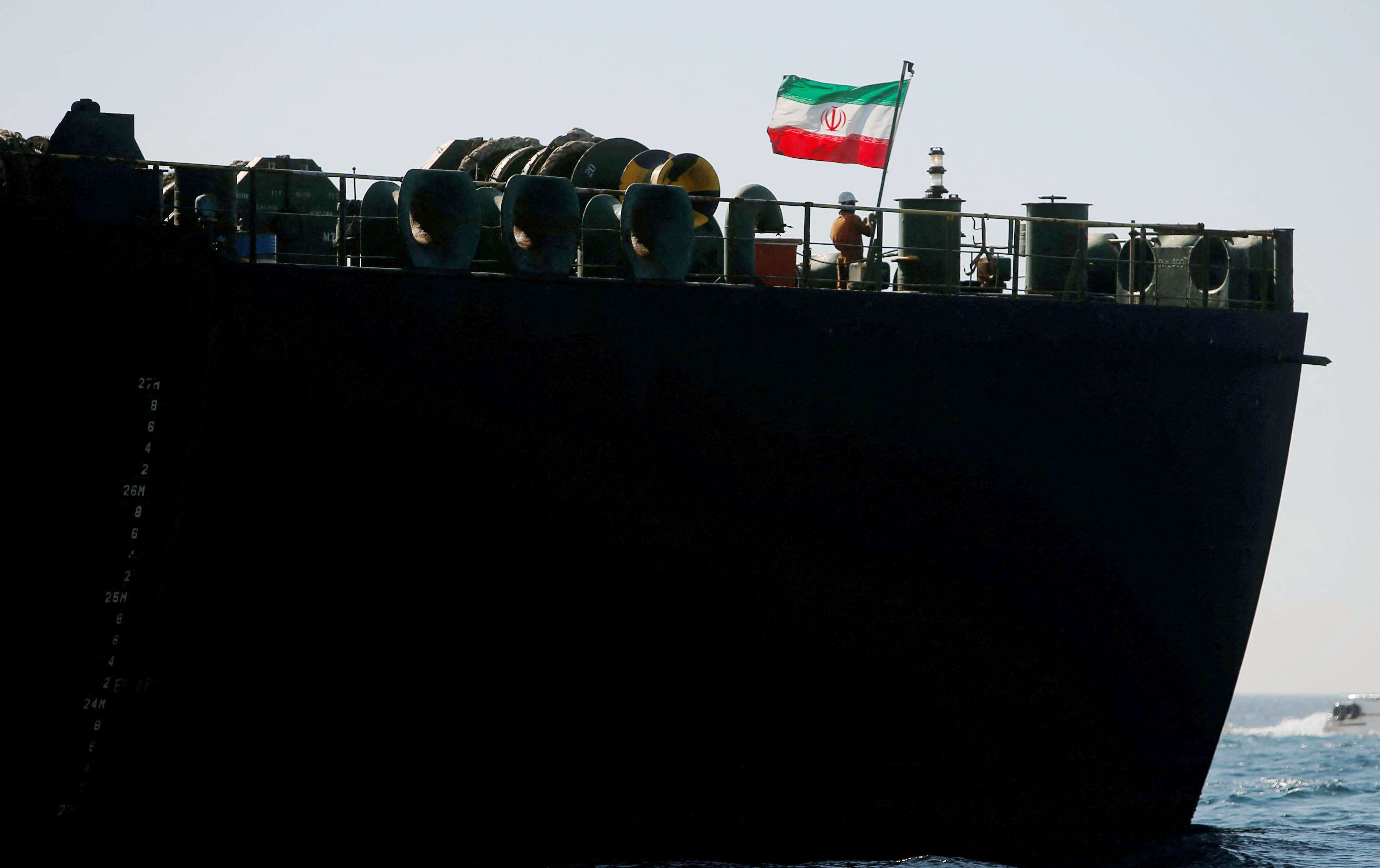 طهران تخزن كميات ضخمة من الخام في منصات عائمة ومستودعات في الخارج