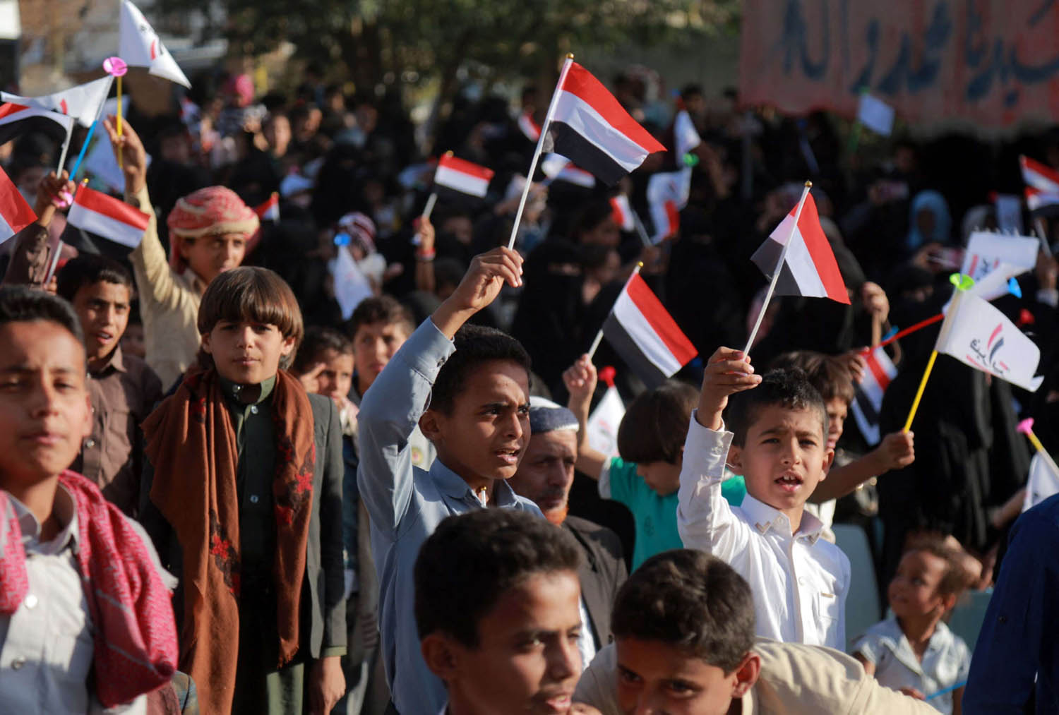 اطفال في مأرب يحتفلون بذكرى 11 فبراير