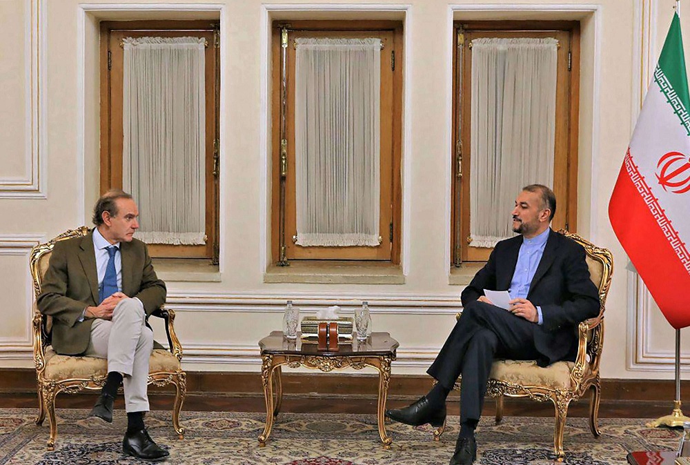 انريكي مورا يبحث مع عبداللهيان سبل ردم فجوة الخلافات بين طهران وواشنطن بشأن الاتفاق النووي