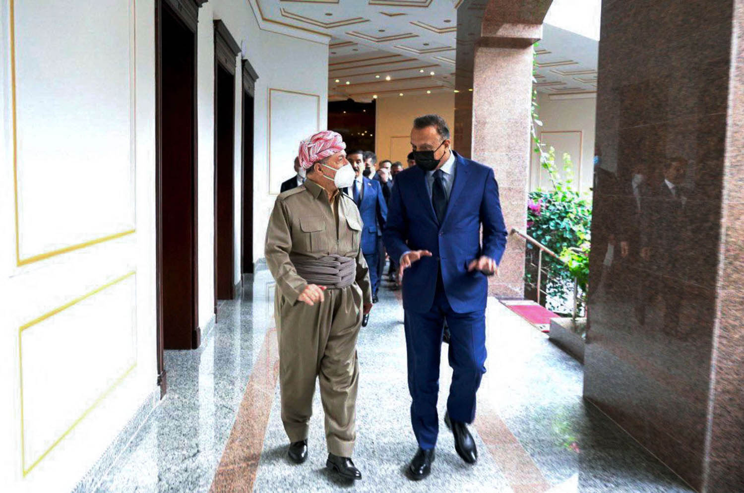 الزعيم الكردي مسعود بارزاني يستقبل رئيس الوزراء العراقي مصطفى الكاظمي