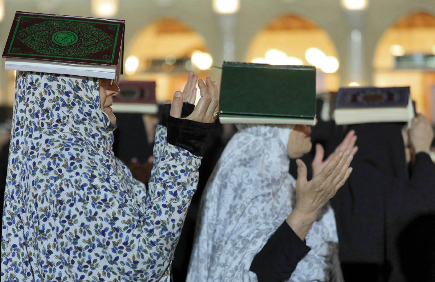 زائرات شيعيات في مسجد الكوفة