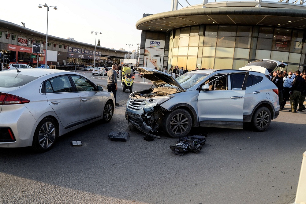 المهاجم دهسا أولا شخصا على دراجة نارية فأرداه قتيلا ثم نفذ سلسلة طعن داخل مركز تجاري