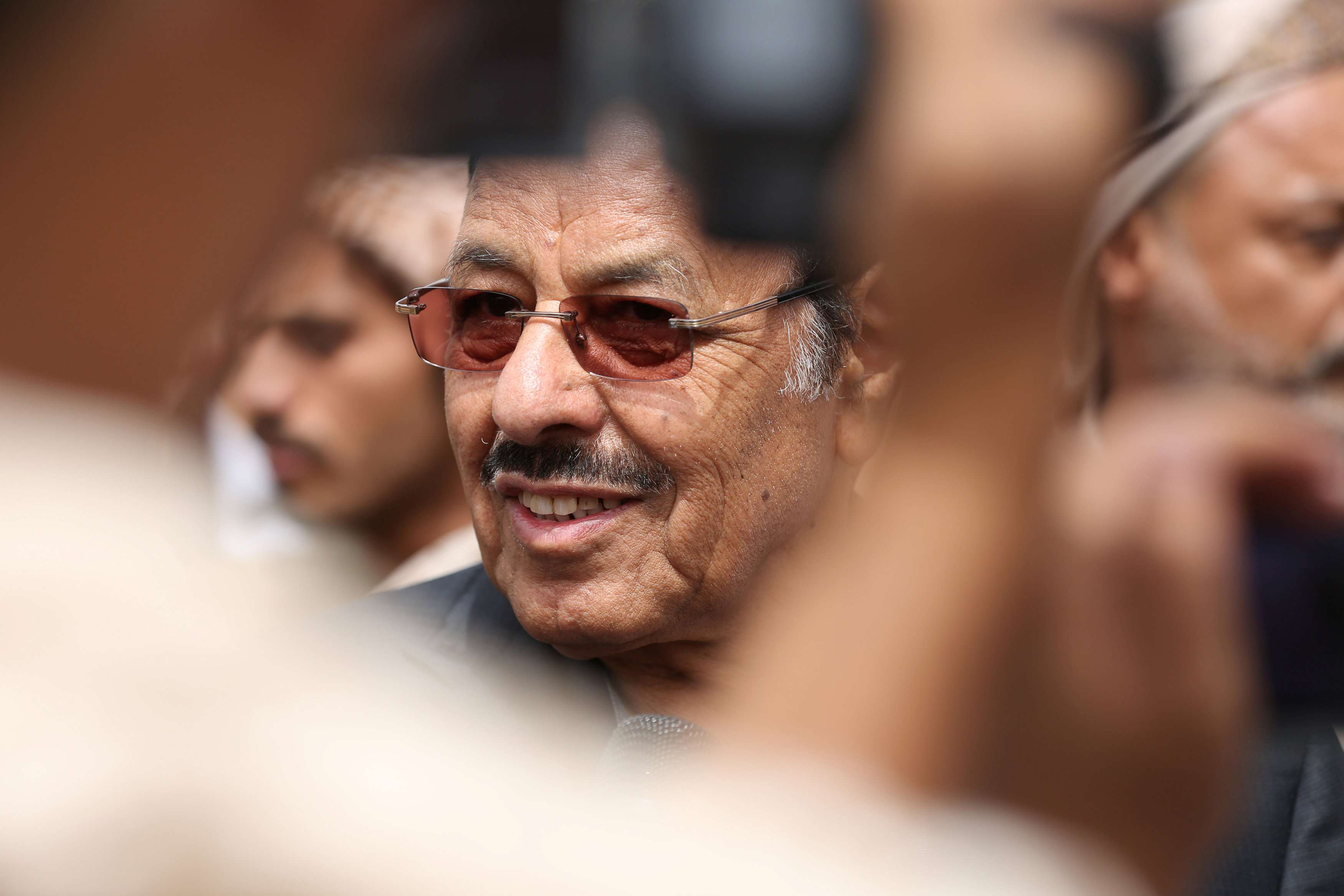 هادي يقيل علي محسن الاحمر مع انتقال صلاحيات نائب الرئيس الى المجلس الجديد