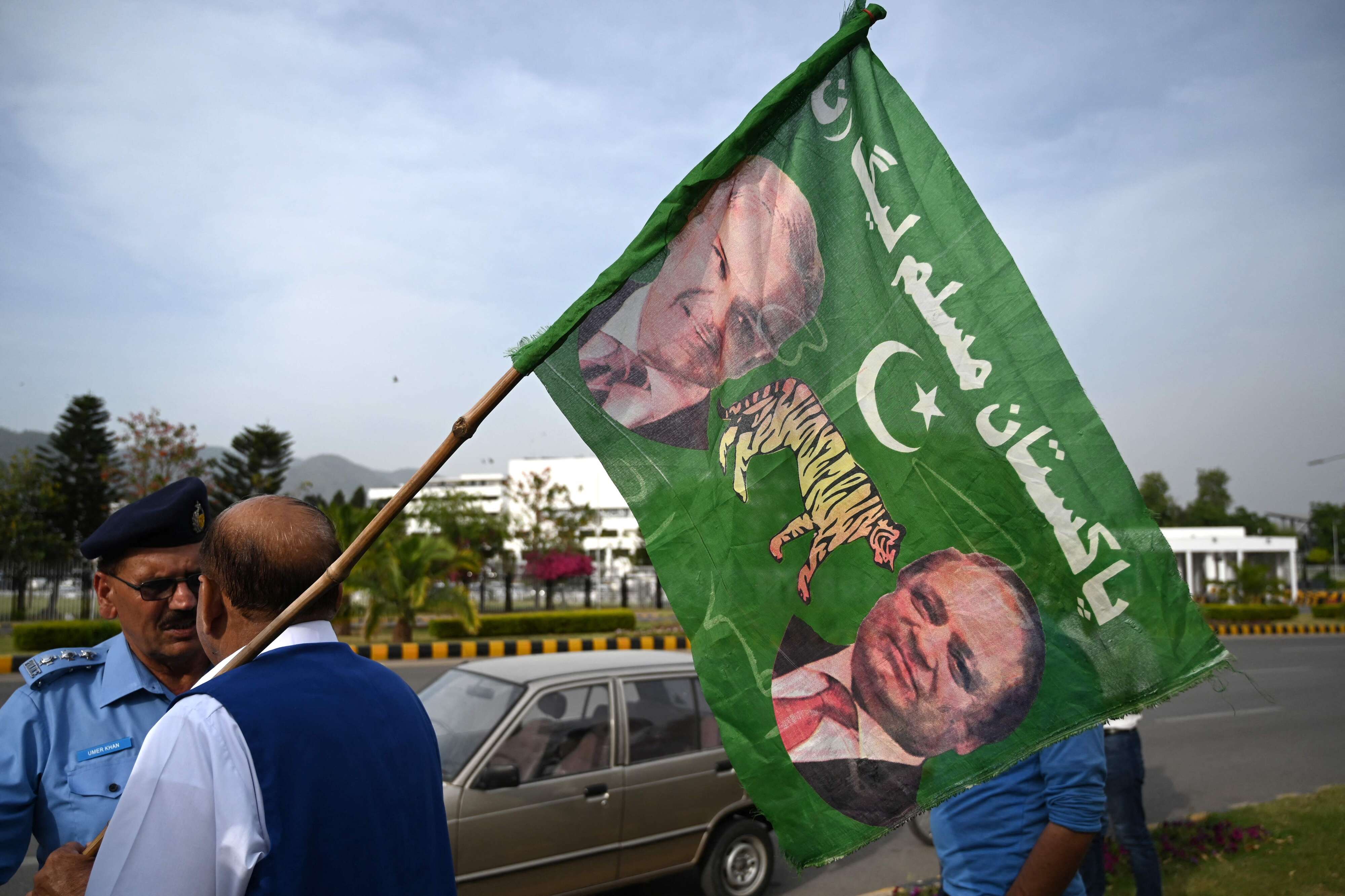 شهباز شريف هو الشقيق الأصغر لرئيس الوزراء الذي تولى المنصب ثلاثة مرّات وطالته فضائح فساد نواز شريف