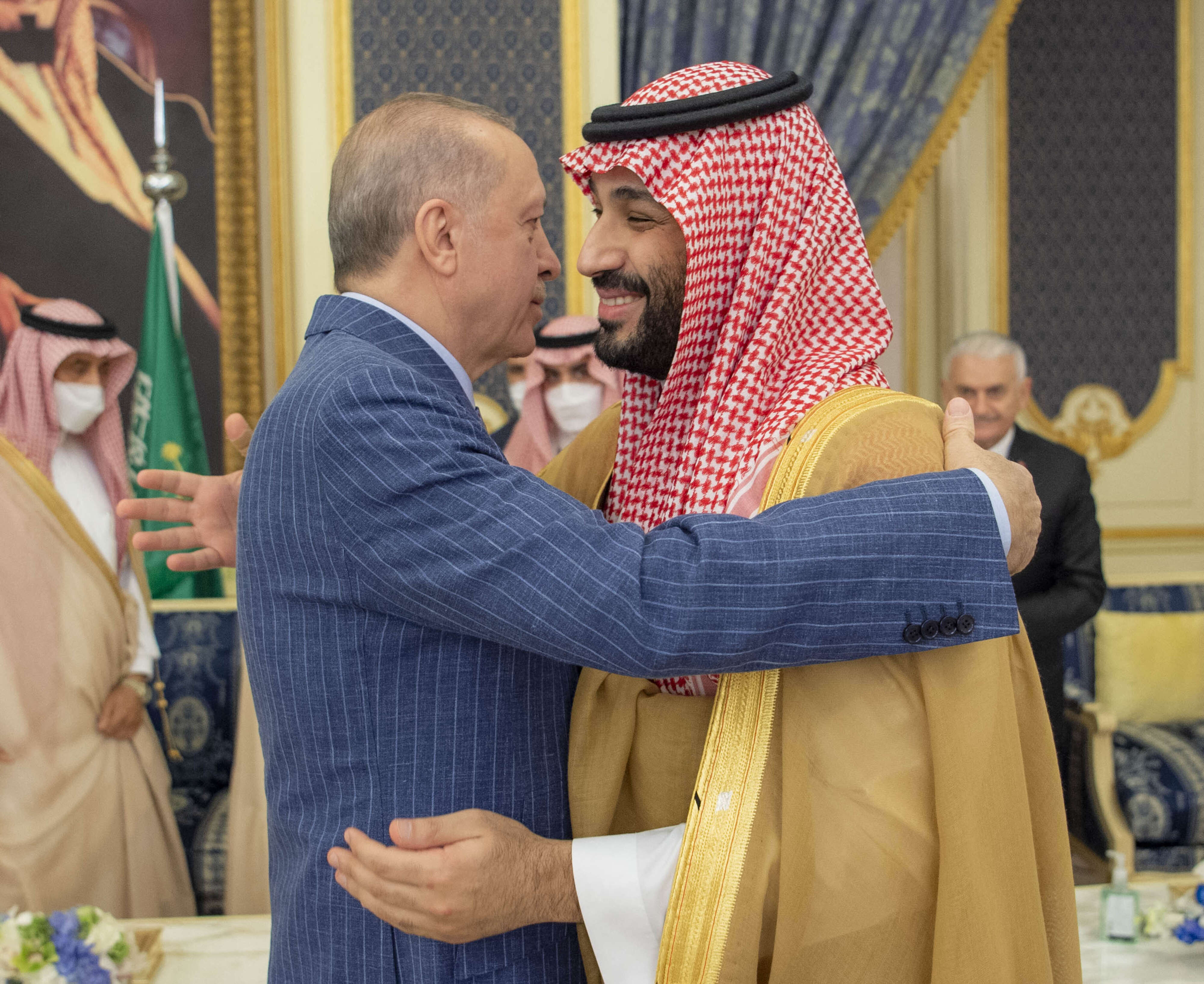 عناق يترجم مسار العلاقات بين تركيا والسعودية