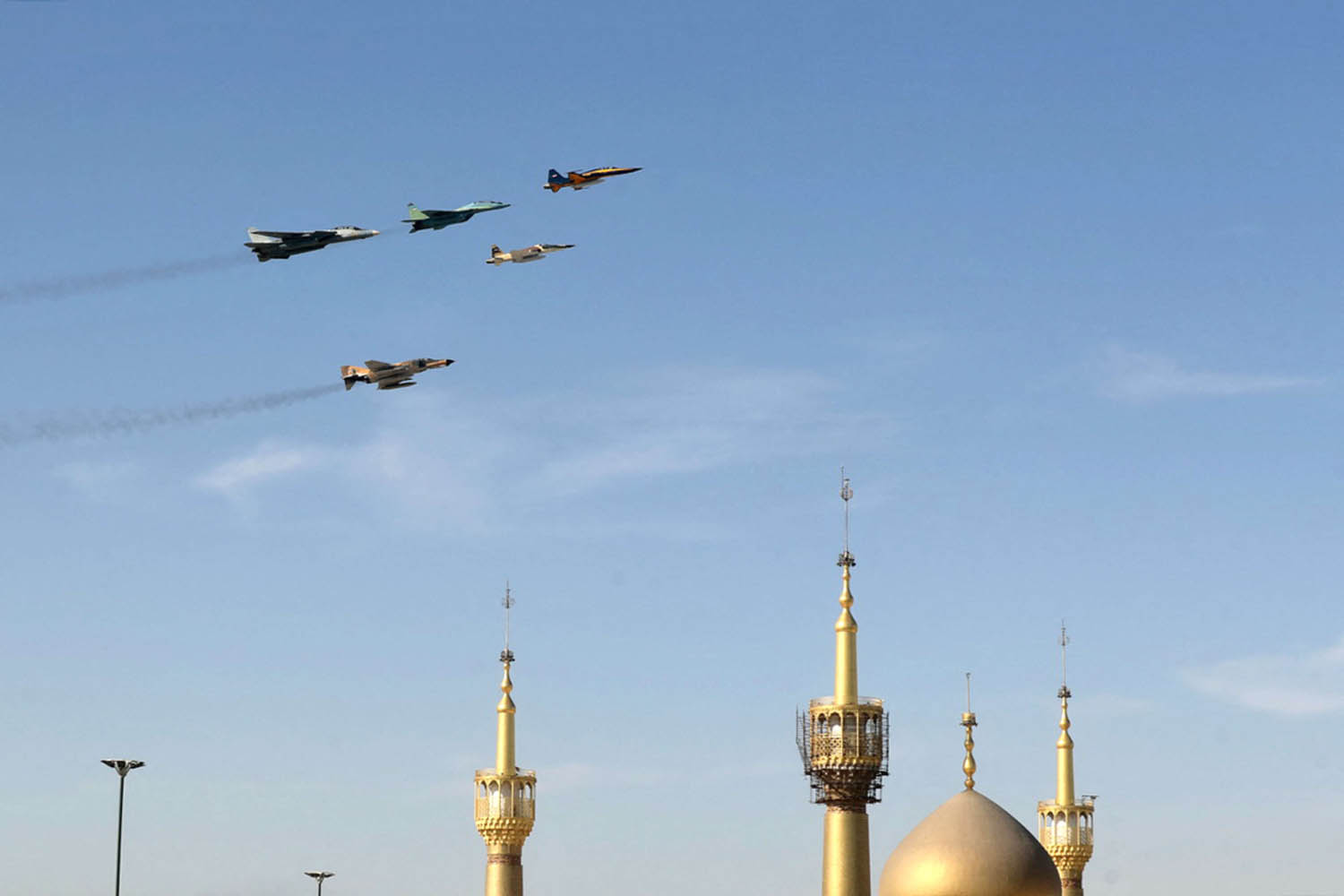 طائرات إيرانية تشارك في استعراض عسكري في طهران