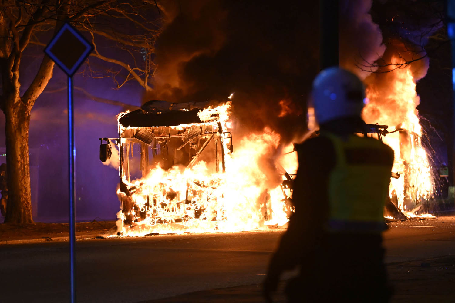 شرطة سويدية في مالمو بعد احداث شغب لمتطرفين يمينيين ومسلمين