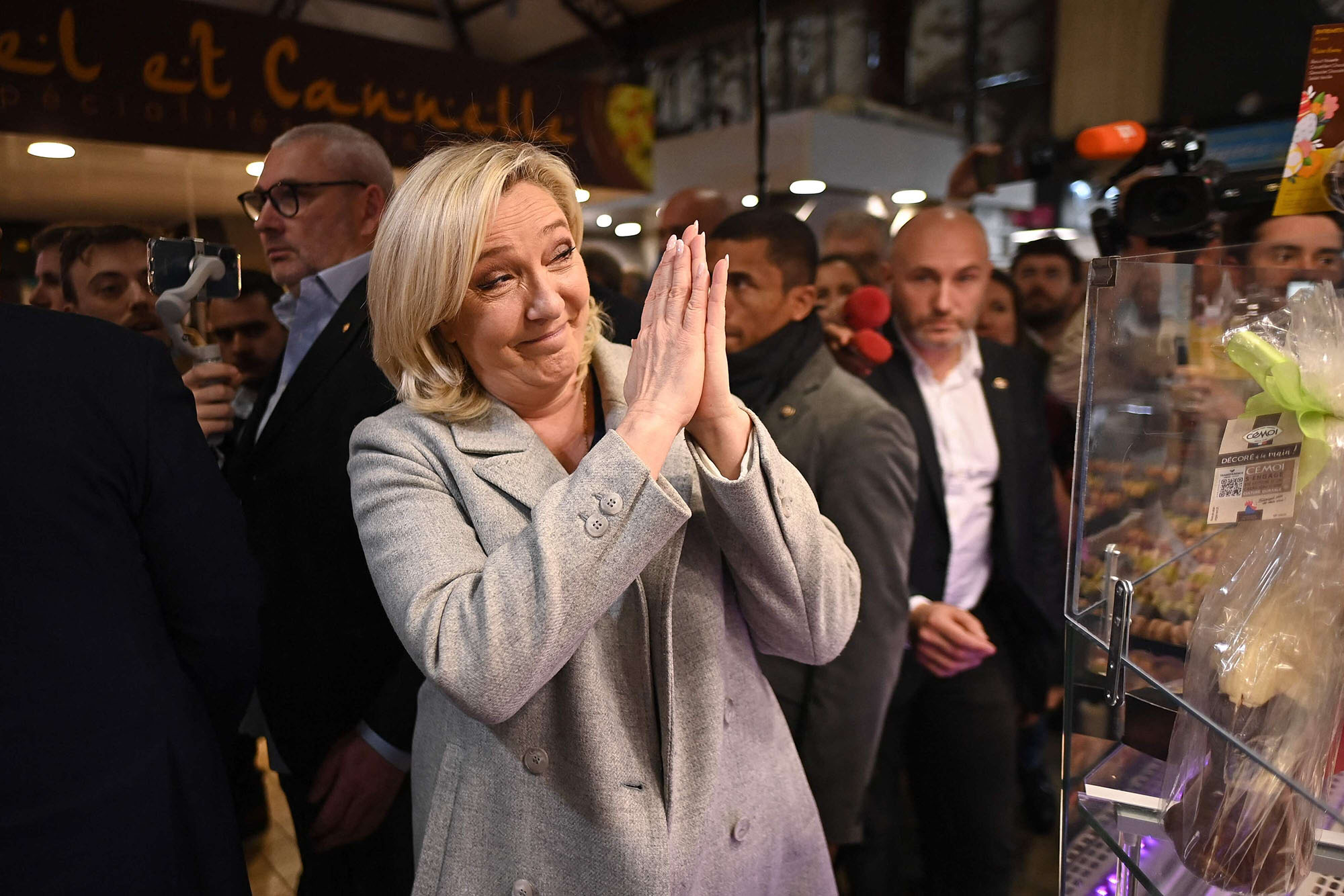 لوبان تستفيد من تراجع شعبية ماكرون