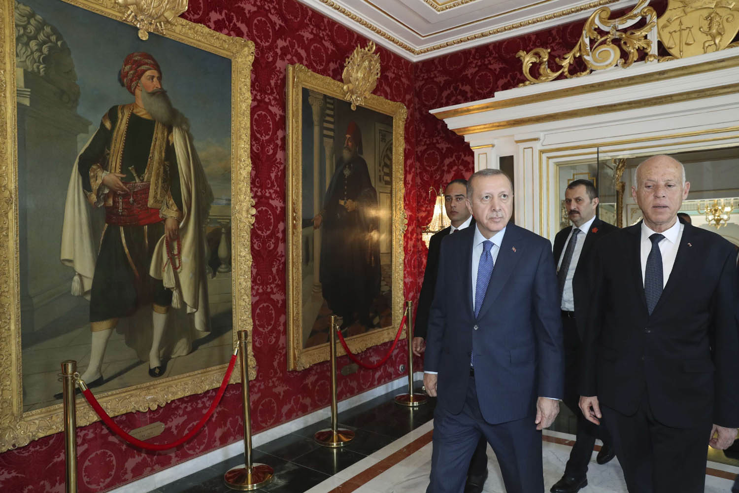 الرئيس التونسي قيس سعيد يصطحب الرئيس التركي رجب طيب أردوغان في جولة في قصر قرطاج الرئاسي