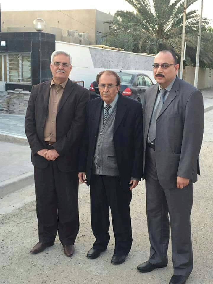 صالح فاضل السامرائي (وسط)