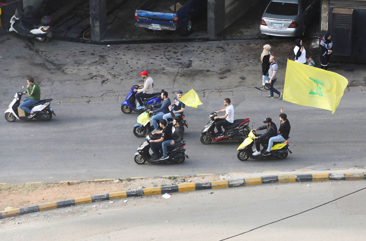 ناشطون من حزب الله يستعرضون في وسط بيروت