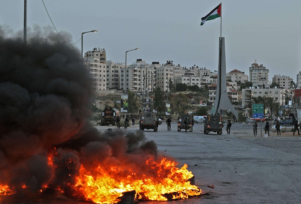 اصابة 30 فلسطينيا في مواجهات مع قوات الاحتلال في الضفة الغربية