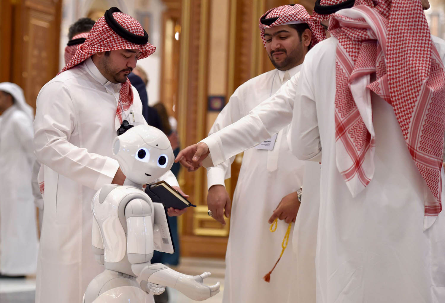 سعوديون من حول روبوت