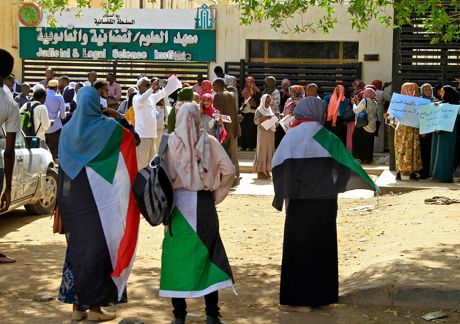 القرار يشمل إطلاق سراح المعتقلين بموجب قانون الطوارئ