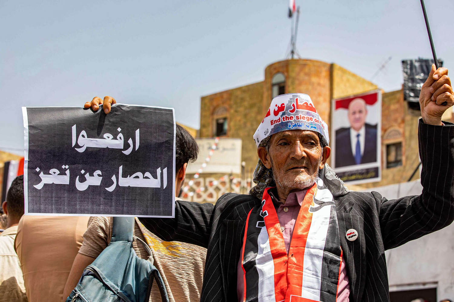 يمني يتظاهر لرفع الحصار عن تعز