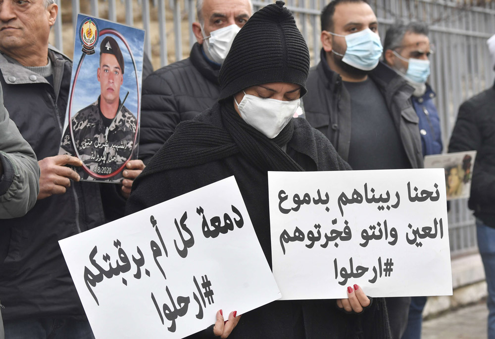 أهالي ضحايا انفجار مرفأ بيروت يحتجون أمام قصر العدل ببيروت على تعطل التحقيقات