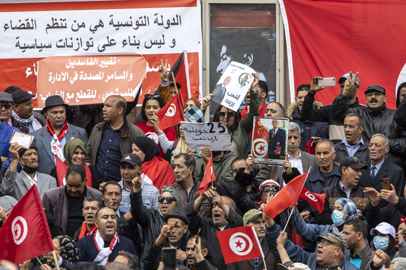  المئات من أنصار الرئيس التونسي يطالبون بتحقيق أهداف مسار 25 يوليو ومحاسبة الفاسدين