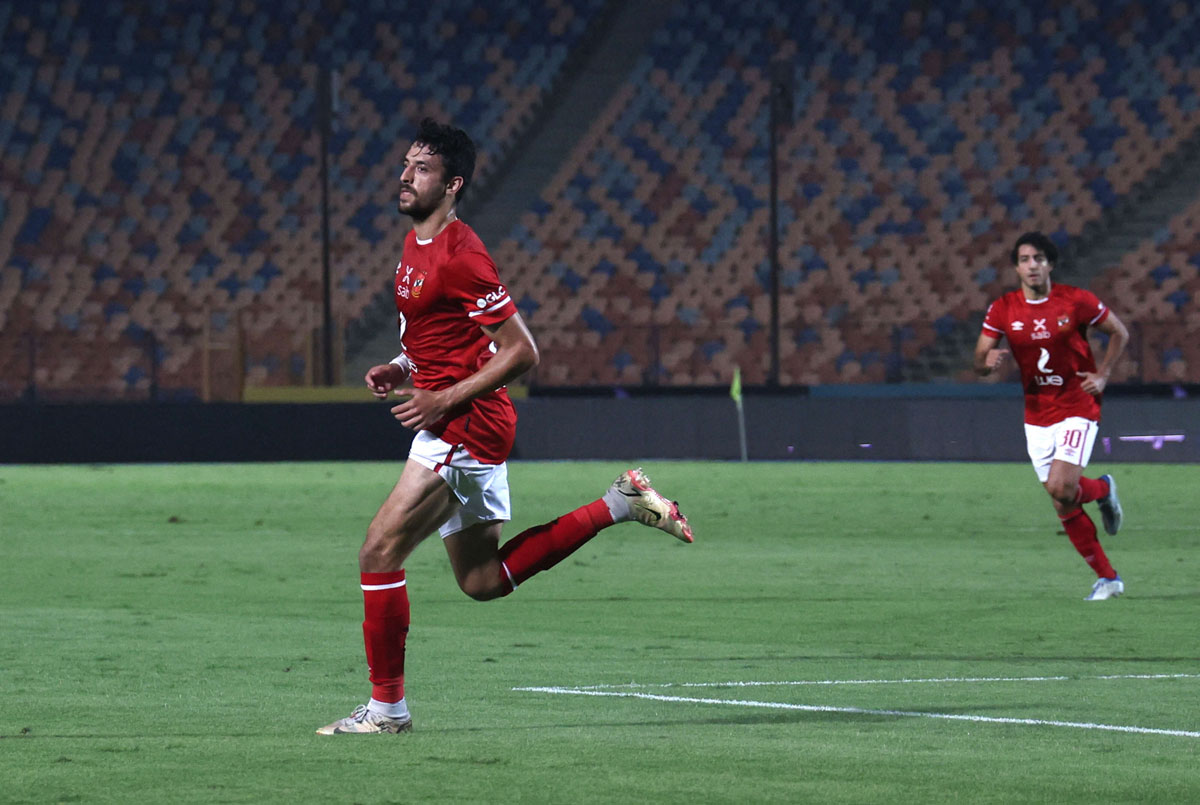 لاعبو الاهلي يتابعون مسلسل الاخطاء