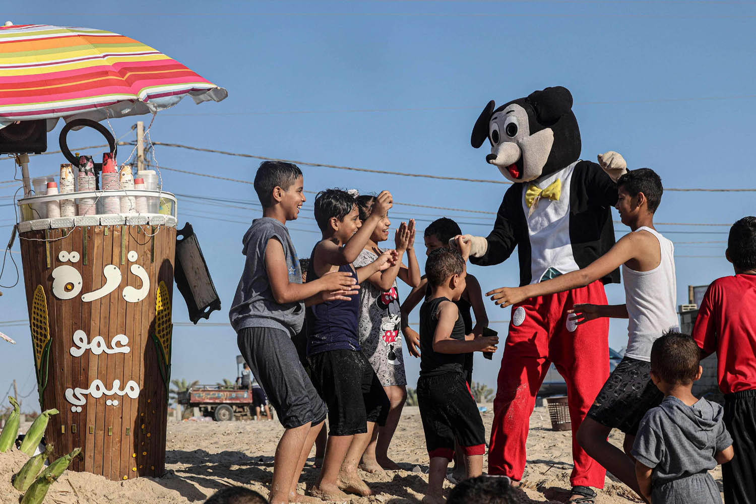 بائع ذرة على ساحل غزة