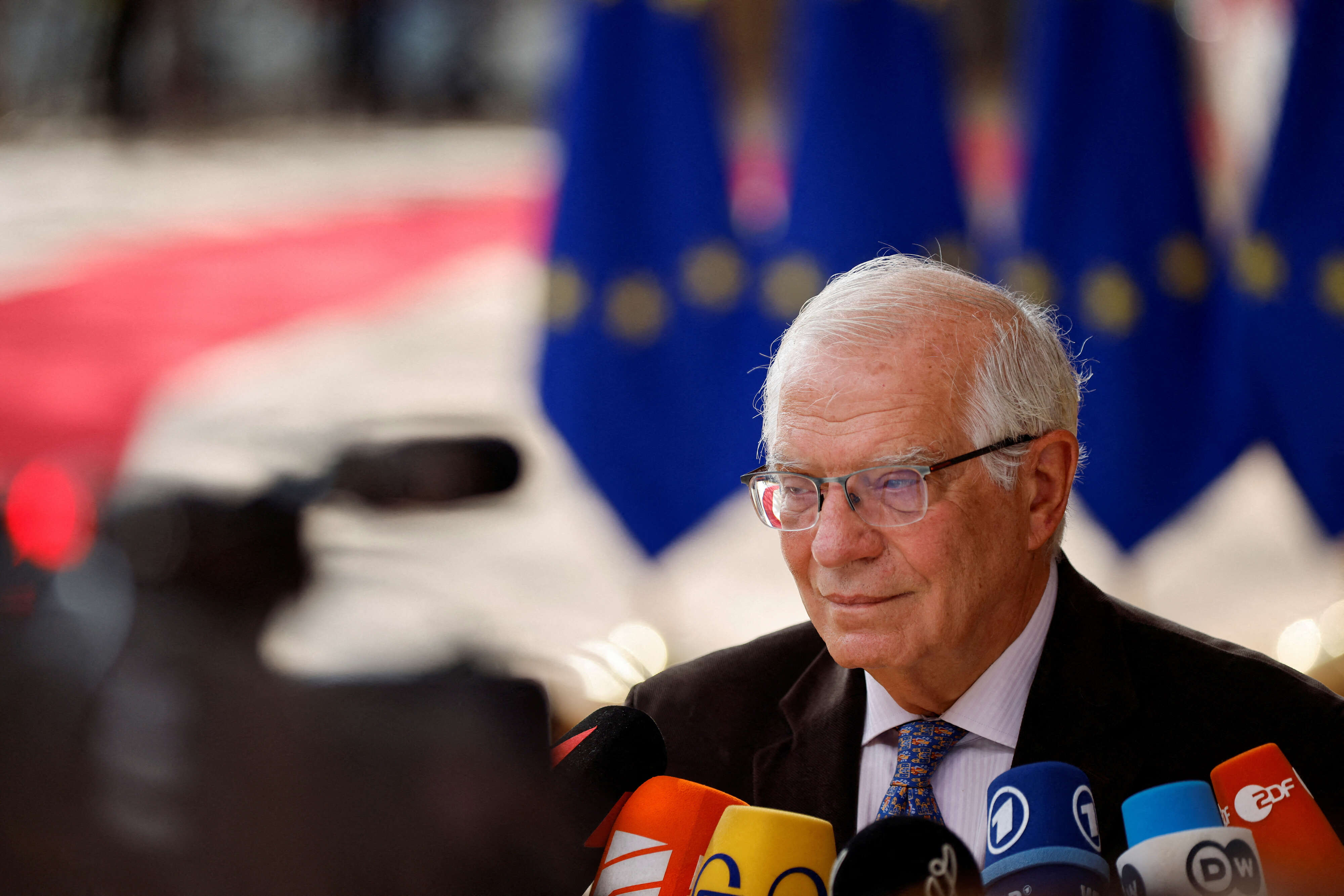 بوريل في طهران في زيارة هدفها دفع إيران للعودة لمفاوضات فيينا