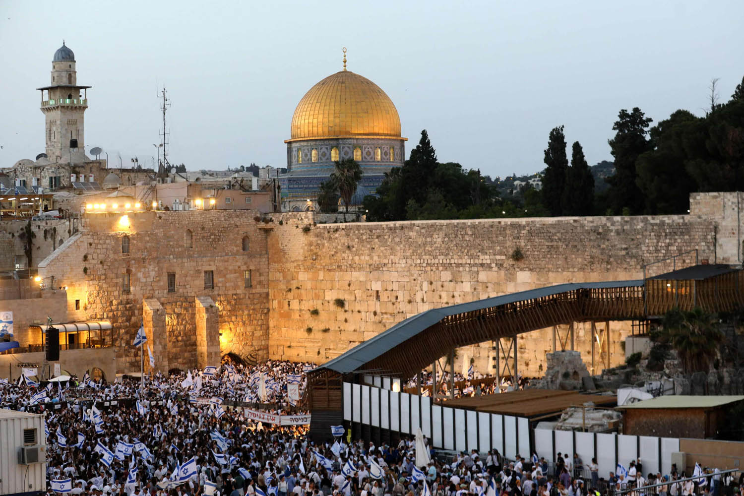 إسرائيليون يشاركون بمسيرة الأعلام عن الحائط الغربي في القدس