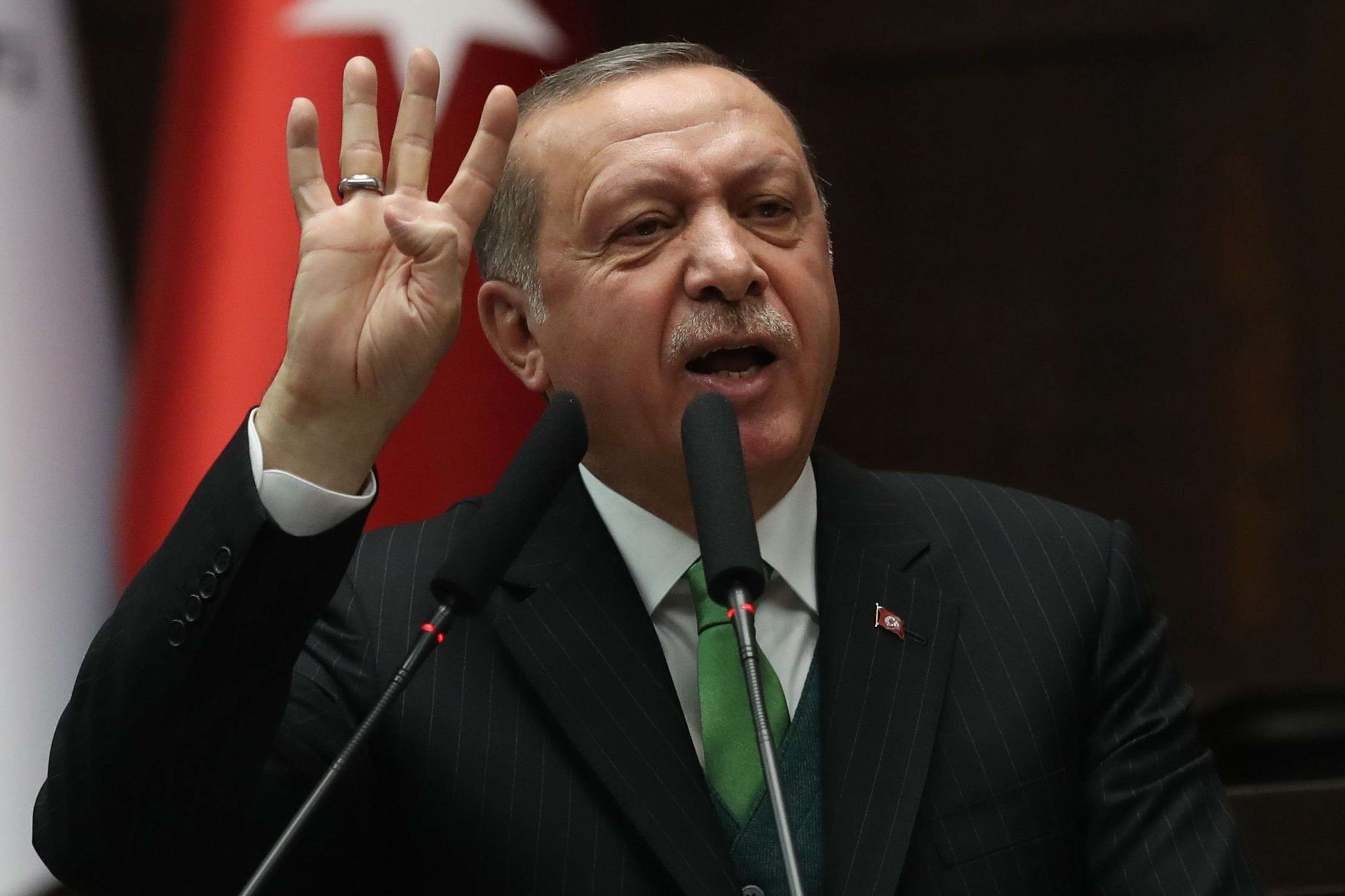 الرئيس التركي يرفع شعار رابعة المساند للإخوان المسلمين