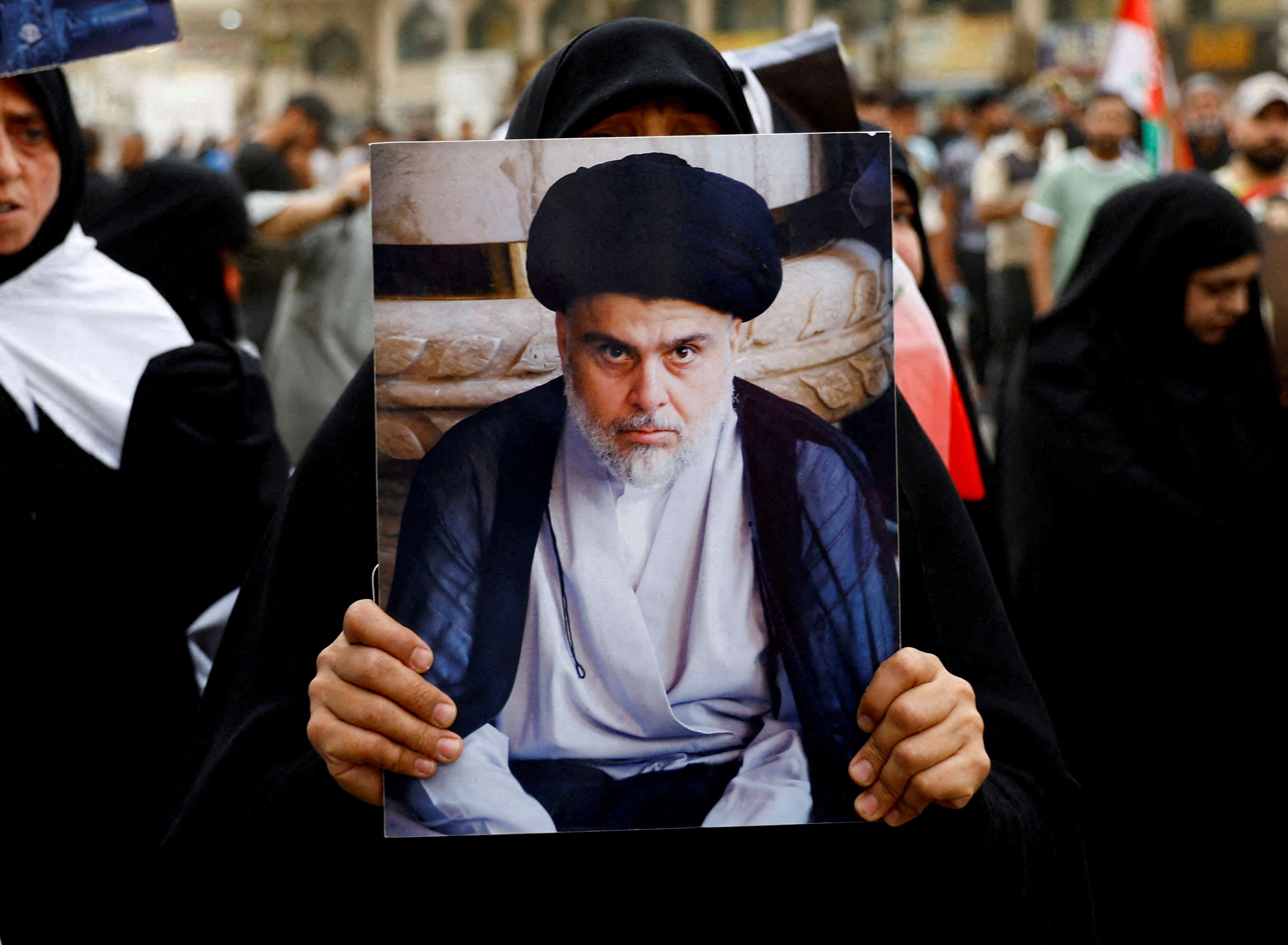 قرار الصدر كان متوقعا على نطاق واسع بعد تهديدات سابقة باستقالة كتلته من البرلمان