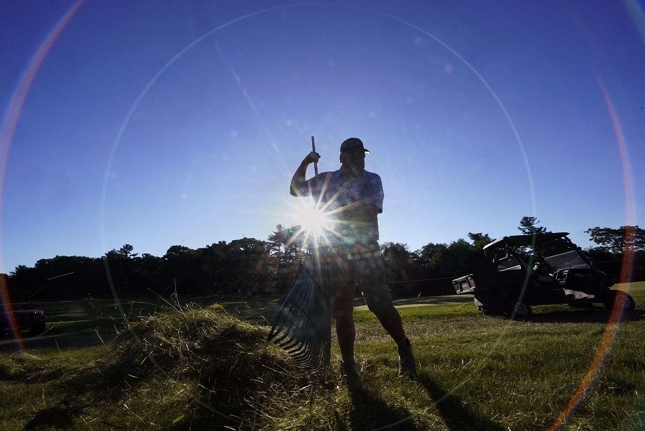 العمل تحت الشمس