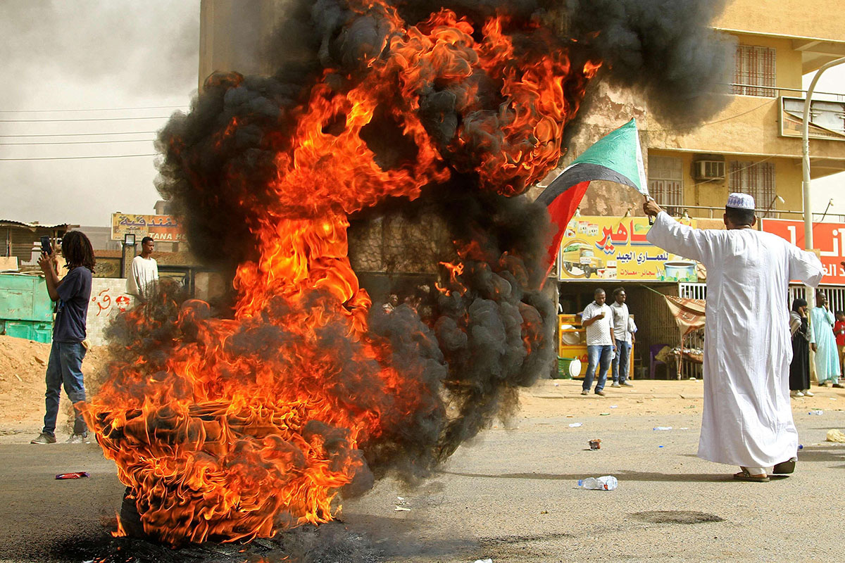 مئة قتيل من المتظاهرين منذ الانقلاب