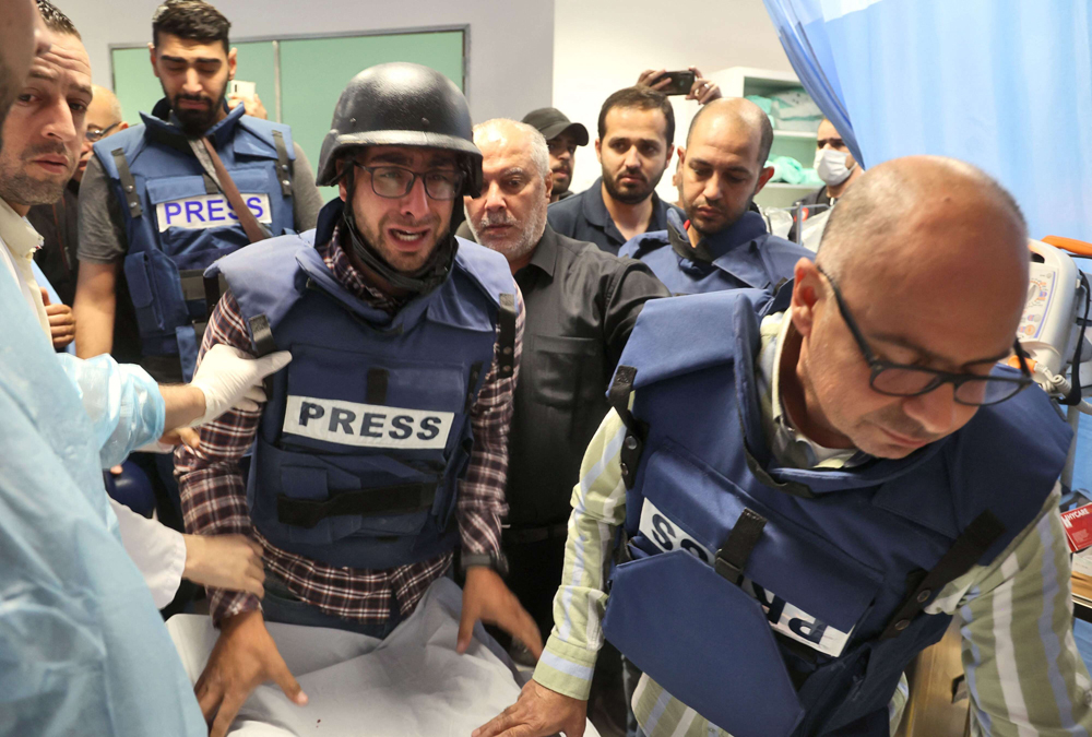 صحفيون فلسطينيون أثناء نقل شيرين أبو عاقلة إلى المستشفى بعد إصابتها برصاصة في الرأس