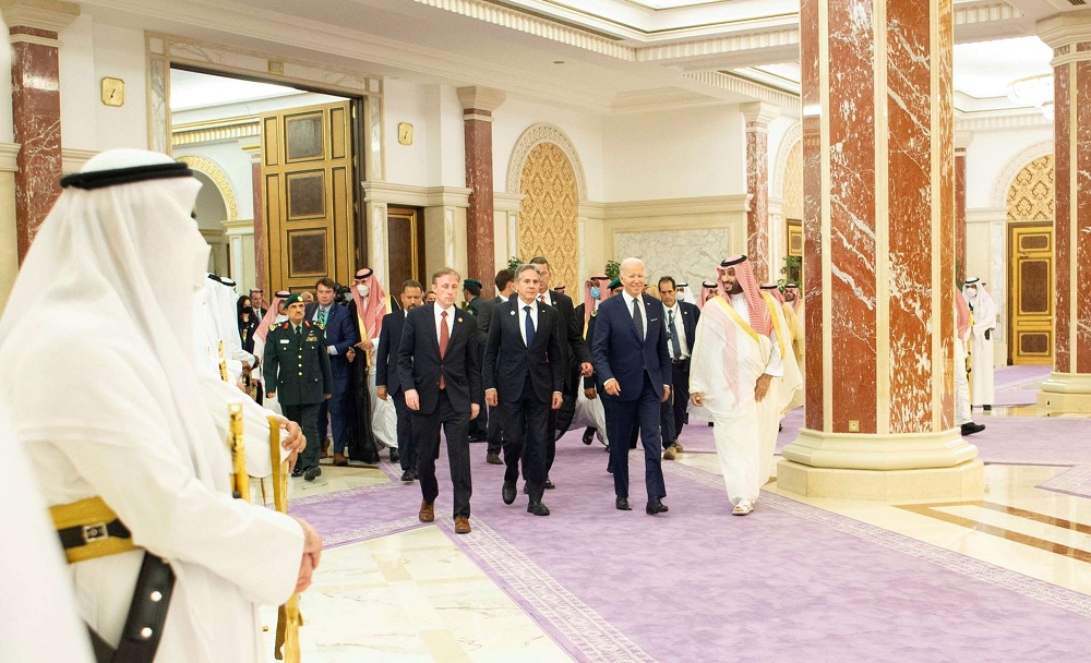 الأمير محمد وبايدن يسيران جنبا إلى جنب في قصر السلام بجدة