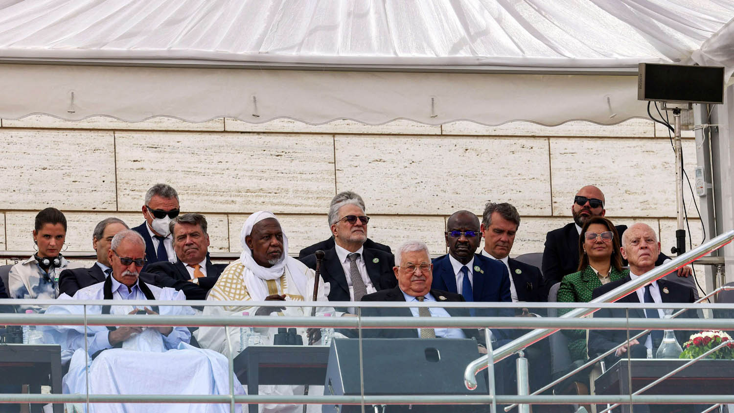 الرئيس الفلسطيني محمود عباس بجانب رئيس بوليساريو إبراهيم غالي خلال استعراض عسكري جزائري