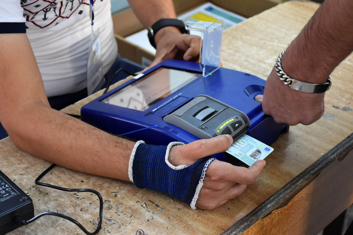 عراقي يصوت في الانتخابات التشريعية باستخدام بطاقة التصويت