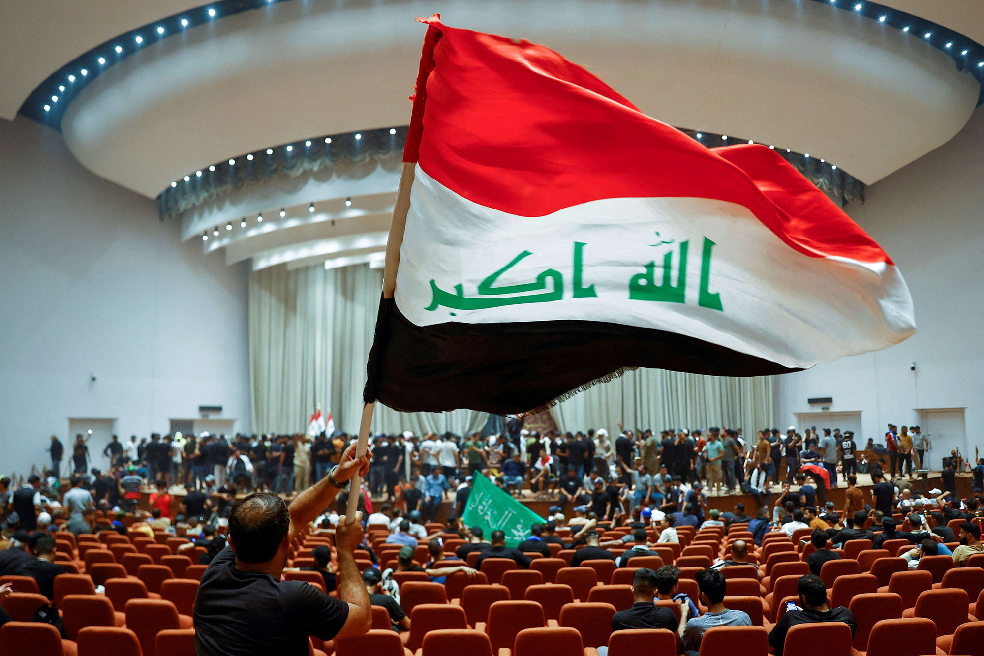 البرلمان ممتلئ بمؤيدي الصدر بعد استقالة النواب