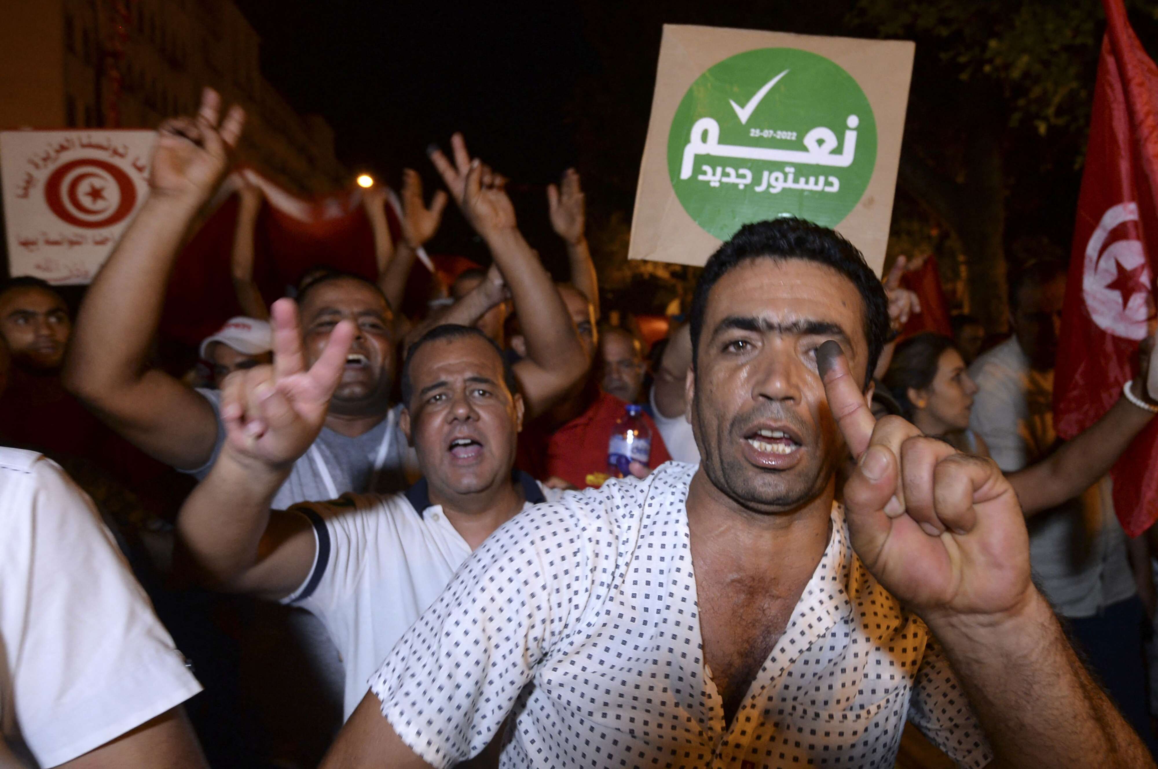 احتفالات بالعاصمة التونسية فور الإعلان عن نتائج الاستفتاء بإقرار الدستور الجديد