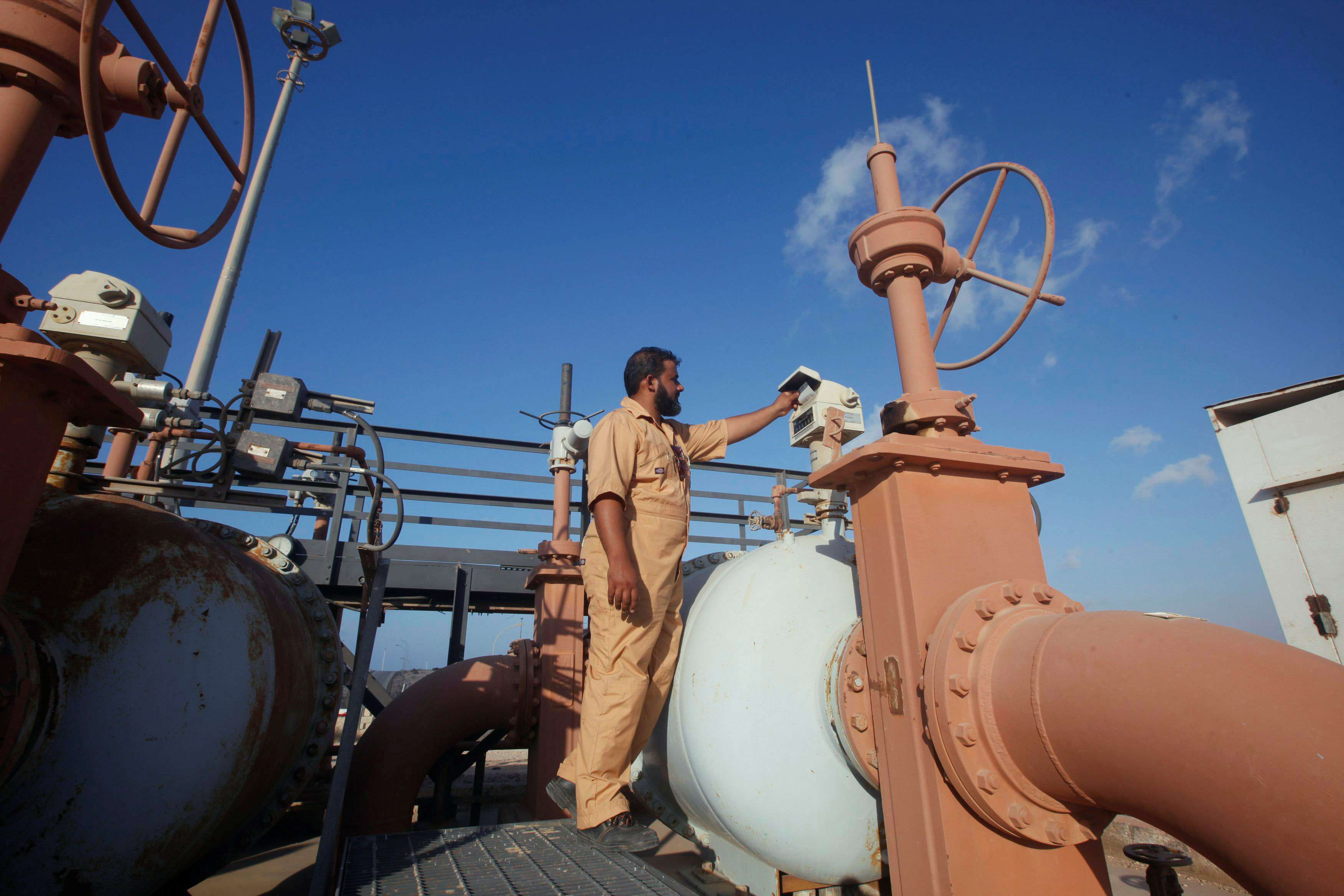 النفط يتدفق من جديد عبر موانئ ليبيا