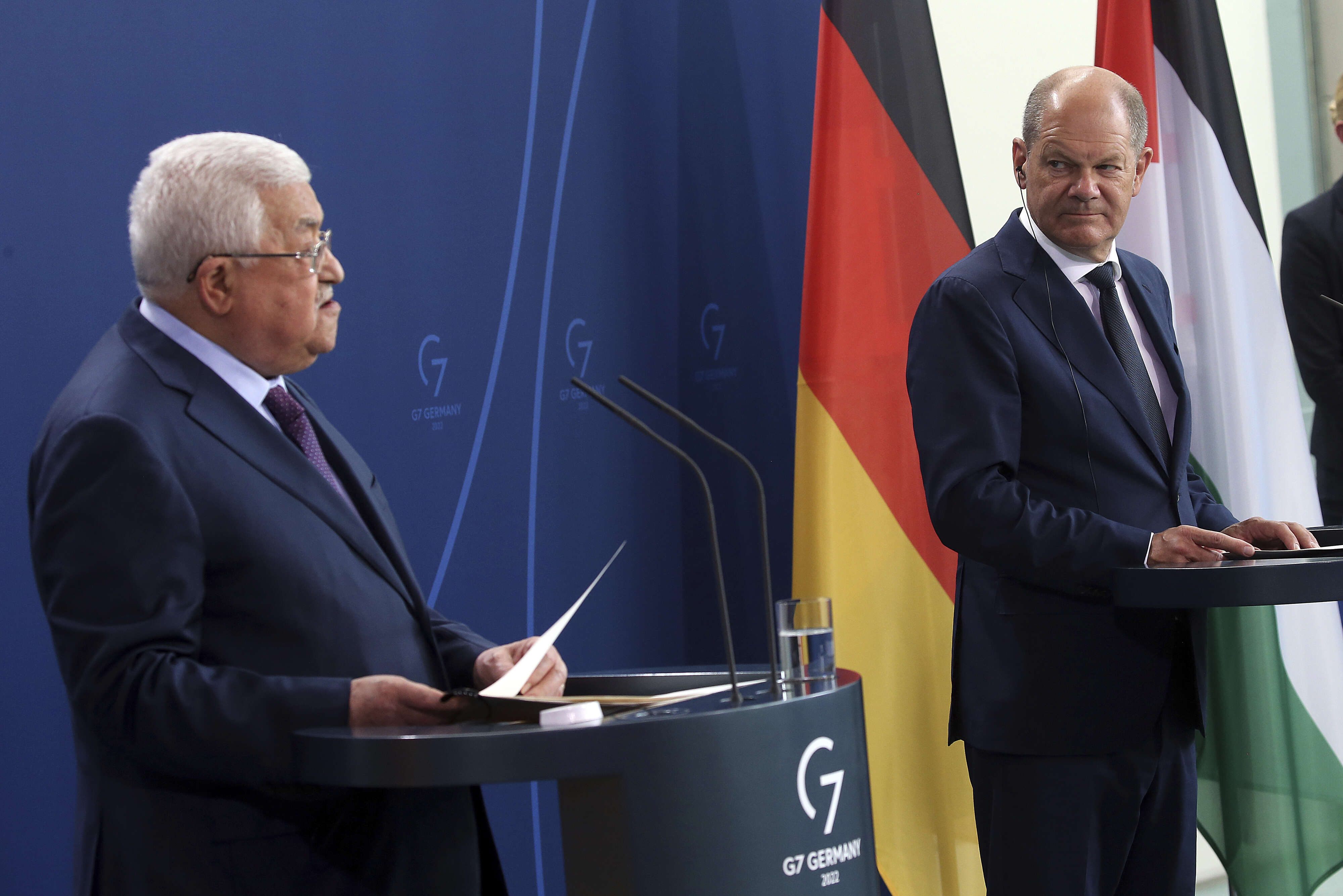 المستشار الألماني أولاف شولتز والرئيس الفلسطيني محمود عباس في برلين