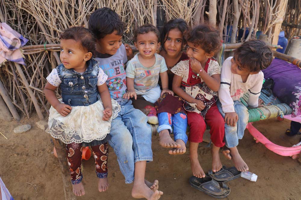 عائلة يمنية من ثمانية أفراد تقطن بيتا من القش والطين