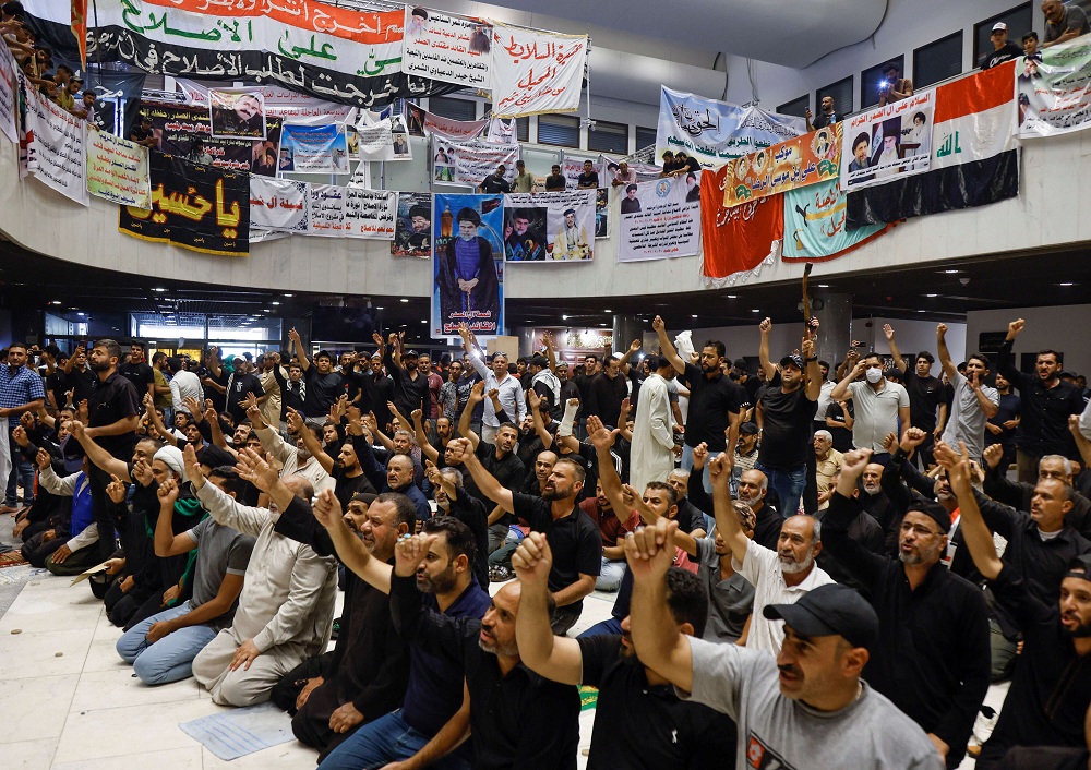 الصدر يظهر قدرة على تحريك الشارع خدمة لأجندته السياسية