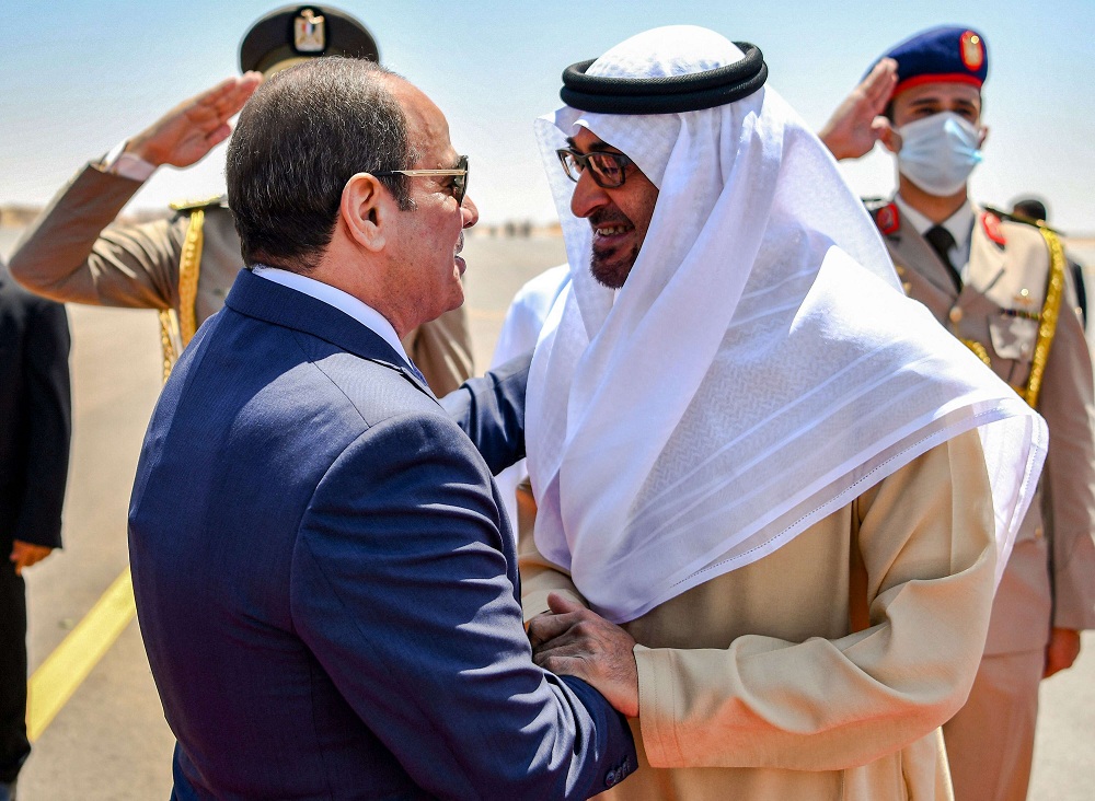 رئيس الإمارات الشيخ محمد بن زايد آل نهيان أول الواصلين لمصر عشية القمة المصغرة