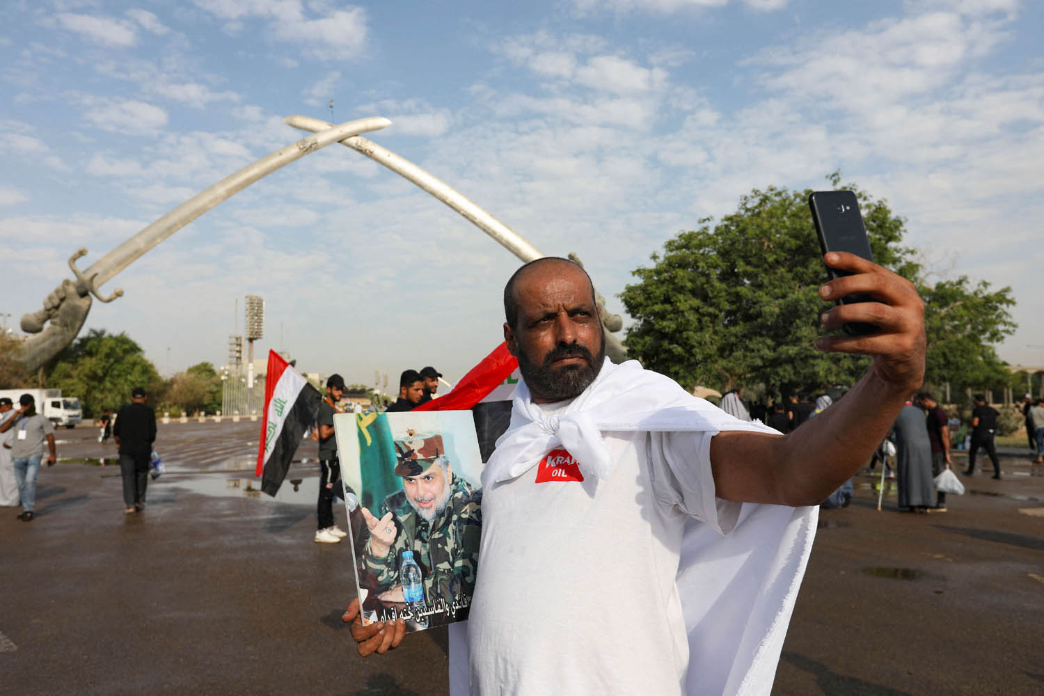 ناشط من التيار الصدري في سيلفي وسط ساحة الاحتفالات الكبرى في بغداد