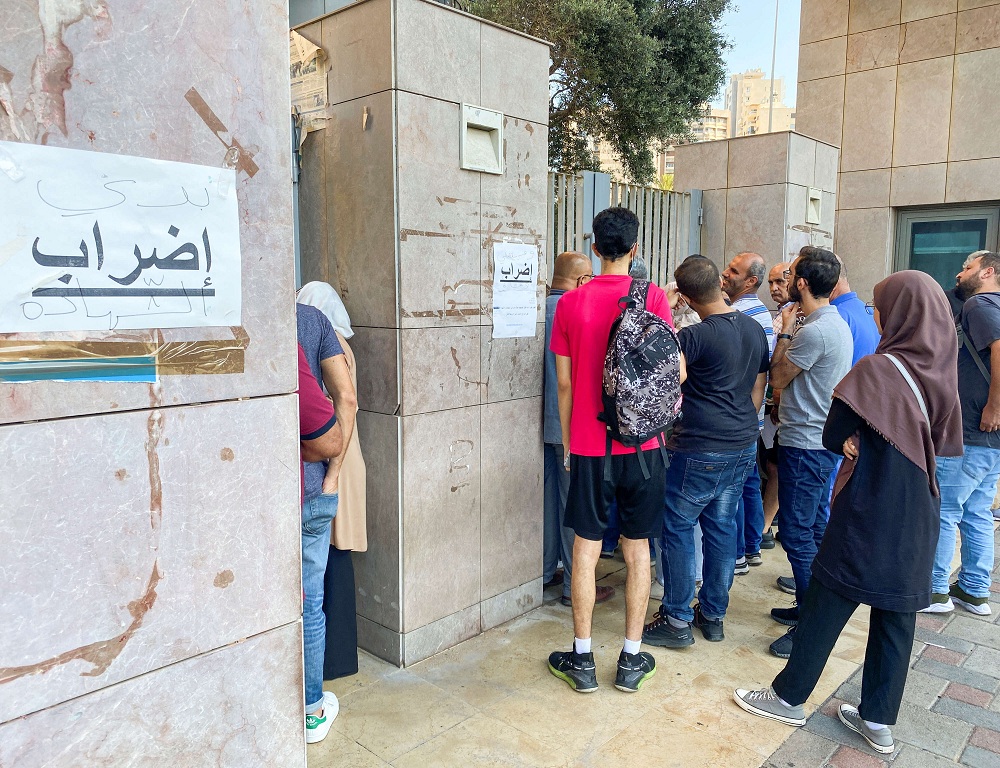 معظم موظفي الدولة مضربون عن العمل احتجاجا على تدني مستويات المعيشة