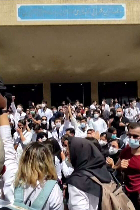 ايرانيات يخلعن الحجاب تعبيرا عن رفضهم لممارسات السلطة الدينية في إيران