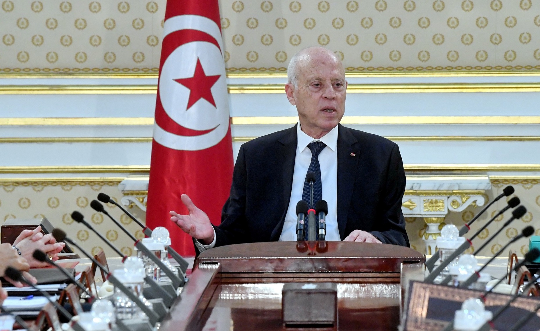اقرار قانون انتخابي جديد يأتي استكمالا لتنفيذ بنود خارطة طريق سياسية اعلن عن تفاصيلها سعيد قبل اشهر