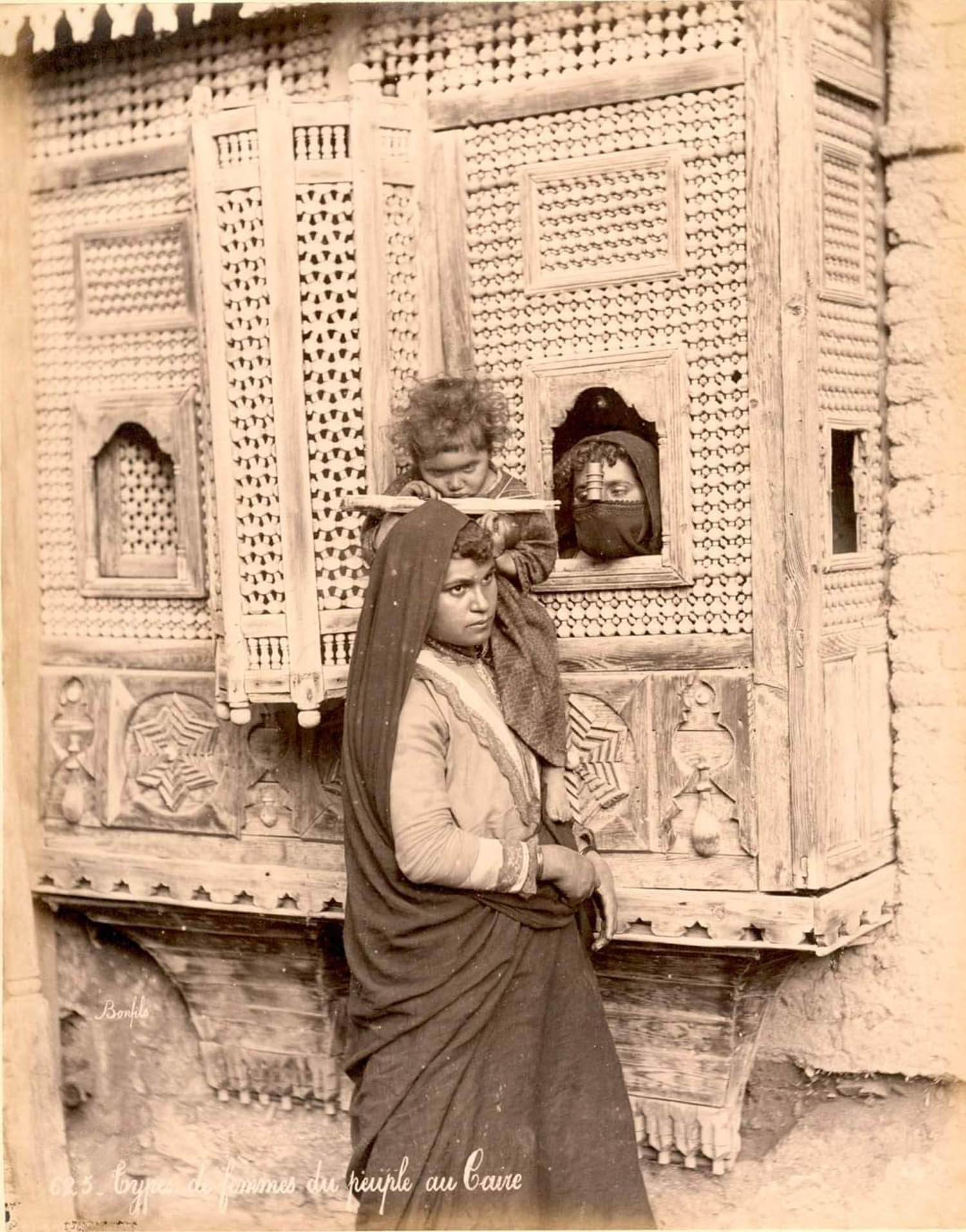 مشربية في القاهرة (صورة فوتوغرافية من عام 1880، للمصور والكاتب الفرنسي فيليكس بونفيس)
