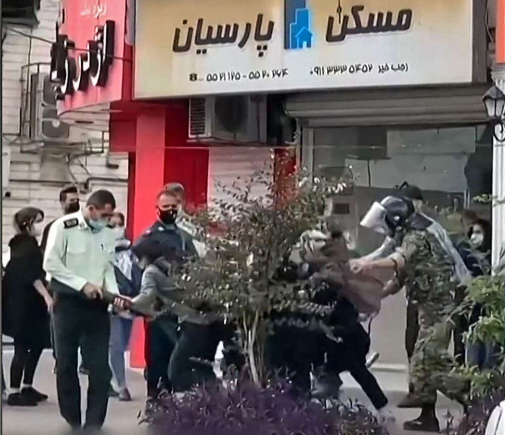 صور من مقاطع فيديو تظهر اعتداء قوات الأمن الايرانية على عدد من النساء