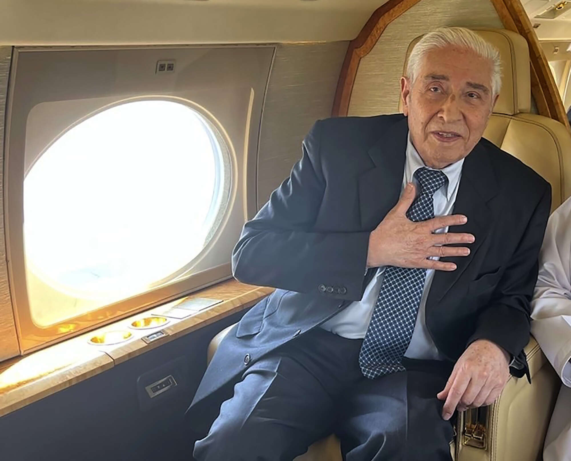 إيران تسمح بمُغادرة مواطن أميركي إلى مسقط