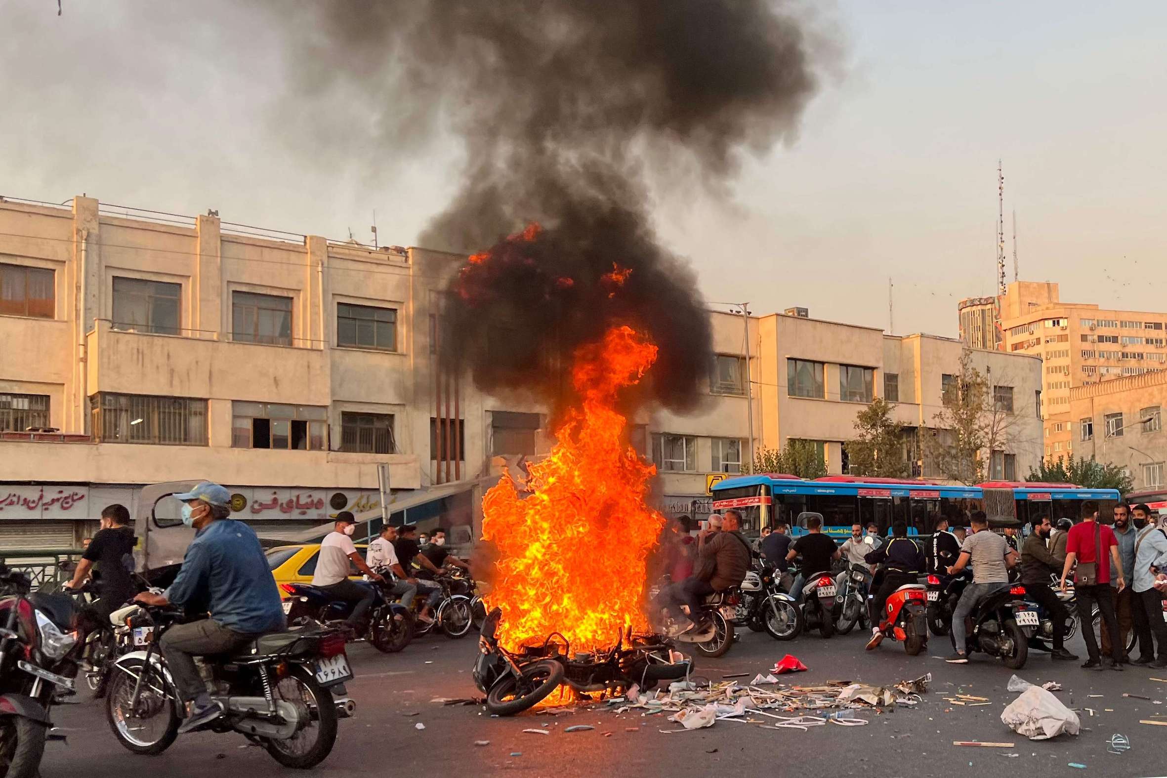 إغلاق عشرات العمال للطريق المؤدي إلى مصنع بوشهر للبتروكيماويات في عسلوية