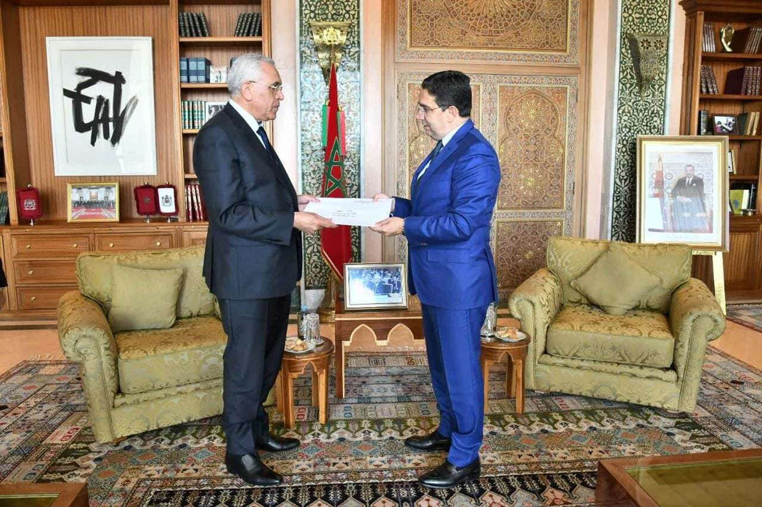 وزير العدل الجزائري عبدالرشيد طبي يسلم وزير الخارجية المغربي ناصر بوريطة دعوة حضور قمة الجزائر