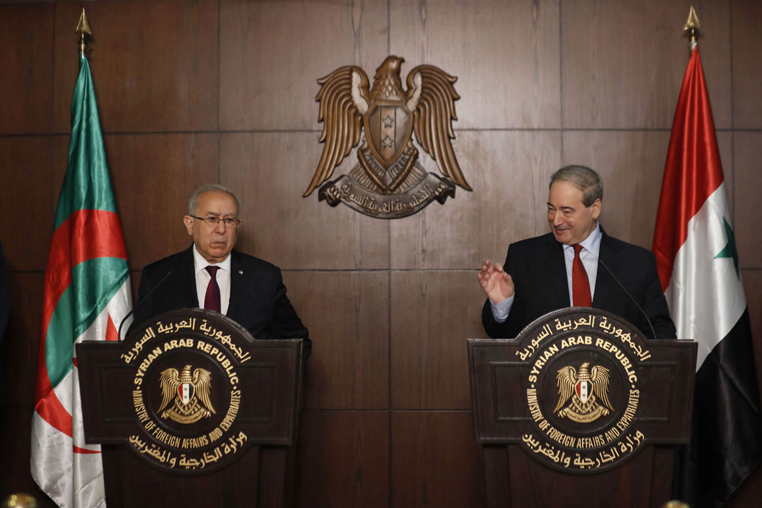 وزير الخارجية السوري فيصل المقداد في مؤتمر صحفي بدمشق مع وزير الخارجية الجزائري رمطان لعمامرة
